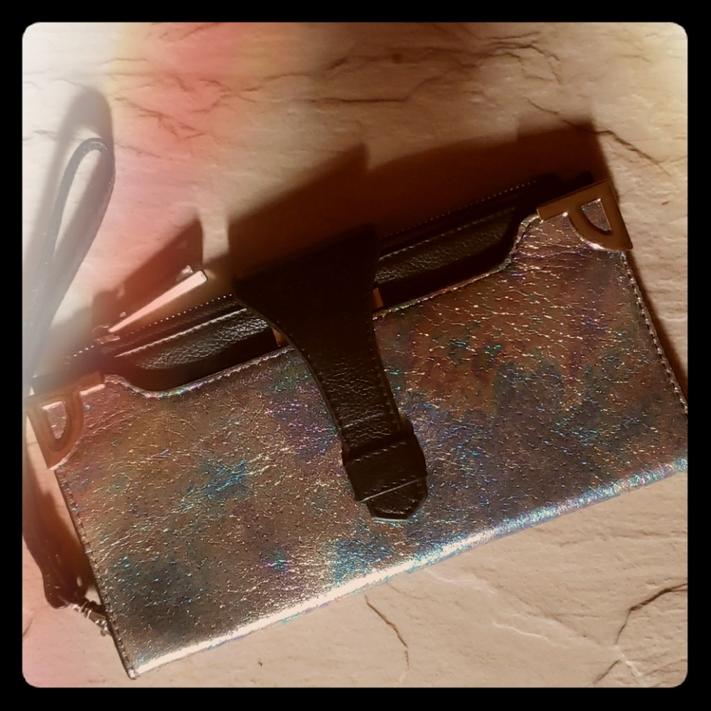 Multi-Color Clutch